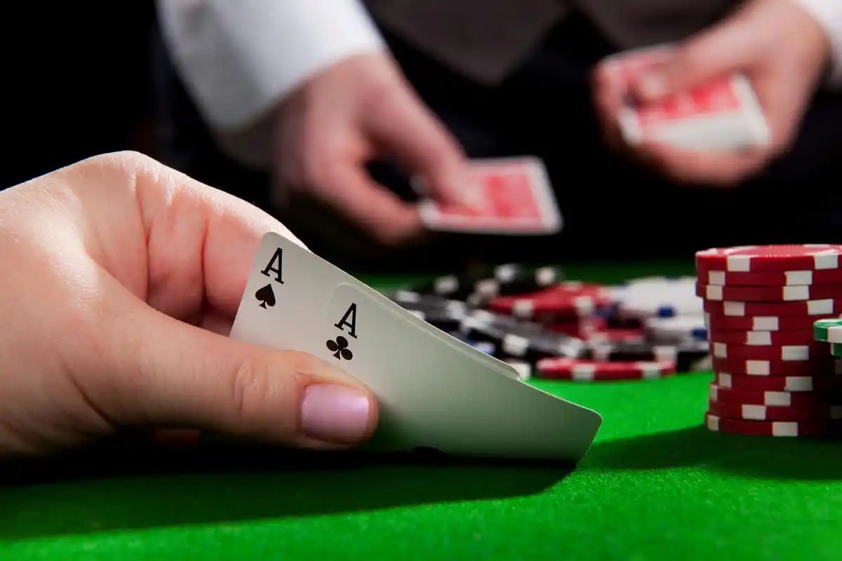 Dealer ramah melayani pemain dalam sesi live casino interaktif mpo111 yang menegangkan dan seru